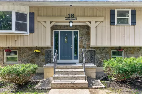 Exterior - 16 Golf Rd, Schenectady, NY 12304 photo 4 of 12