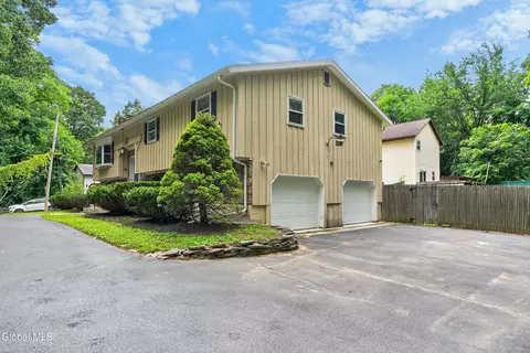 Exterior - 16 Golf Rd, Schenectady, NY 12304 photo 11 of 12