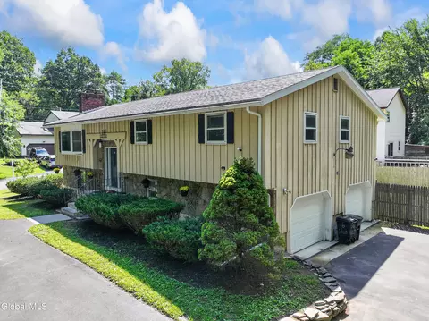 Exterior - 16 Golf Rd, Schenectady, NY 12304 photo 3 of 12