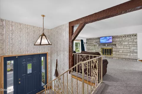 Entry Way - 16 Golf Rd, Schenectady, NY 12304 photo 2 of 2