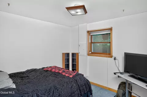 Bedroom - 16 Golf Rd, Schenectady, NY 12304 photo 10 of 11