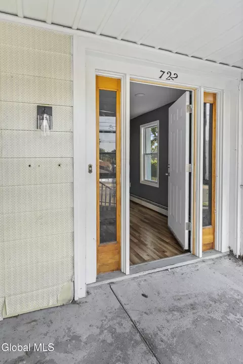 Exterior - 722 Salina St, Schenectady, NY 12308 photo 2 of 8