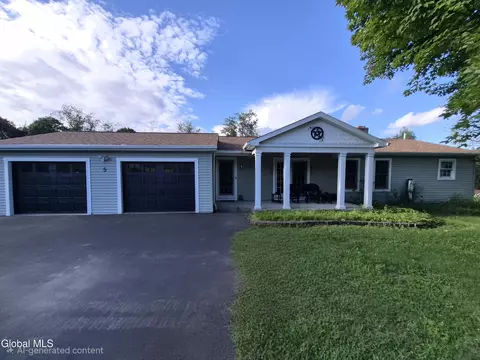 5 Washington Dr, Troy, NY 12180