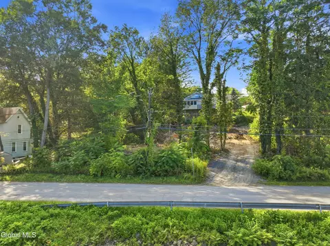 28 Crabapple Ln, Watervliet, NY 12189