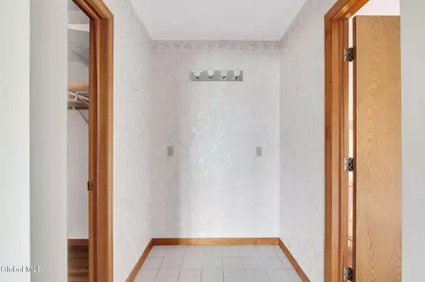Entry Way - 1046 Ridge Rd, Glenville, NY 12302 photo 3 of 4