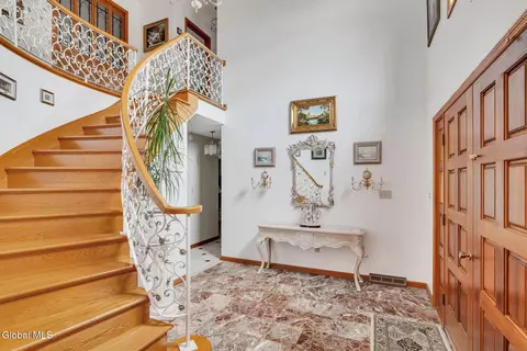 Entry Way - 1046 Ridge Rd, Glenville, NY 12302 photo 2 of 5