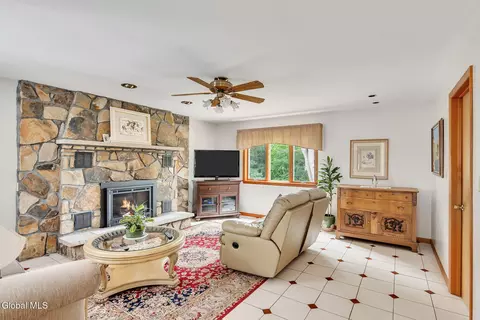 Living - 1046 Ridge Rd, Glenville, NY 12302 photo 3 of 5