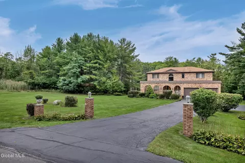 Exterior - 1046 Ridge Rd, Glenville, NY 12302 photo 2 of 12