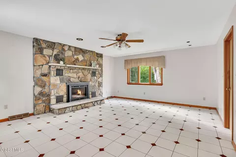 Living - 1046 Ridge Rd, Glenville, NY 12302 photo 4 of 9