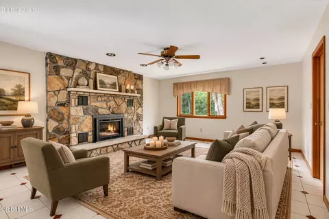 Living - 1046 Ridge Rd, Glenville, NY 12302 photo 5 of 9