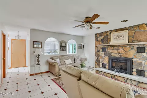 Living - 1046 Ridge Rd, Glenville, NY 12302 photo 4 of 5