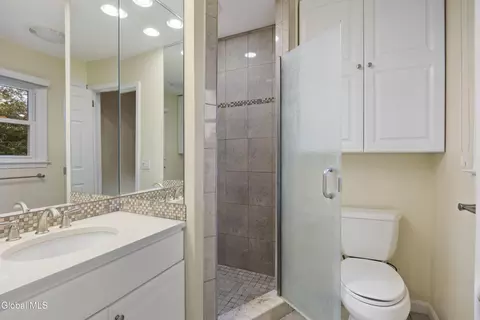 Bath - 1270 Fox Hollow Rd, Schenectady, NY 12309 photo 2 of 2