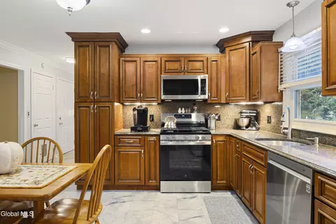 Kitchen - 1270 Fox Hollow Rd, Schenectady, NY 12309 photo 1 of 2