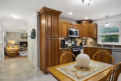 Entry Way - 1270 Fox Hollow Rd, Schenectady, NY 12309 photo 2 of 3