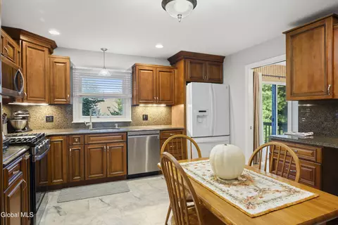 Kitchen - 1270 Fox Hollow Rd, Schenectady, NY 12309 photo 2 of 2