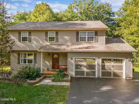 3 Pineridge Ct, Greenfield, NY 12833
