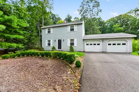 29 Barkwood Ln, Clifton Park, NY 12065