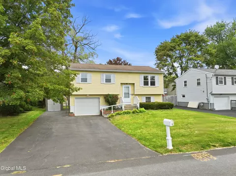 8 Denise Ct, Rensselaer, NY 12144