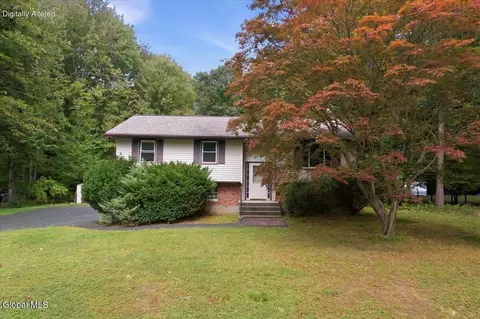20 Linden Ct, Clifton Park, NY 12065