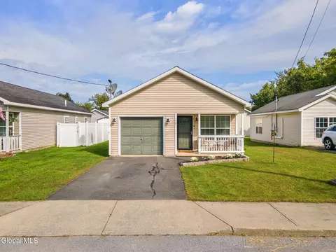 10 Rohloff Ave, Mechanicville, NY 12118
