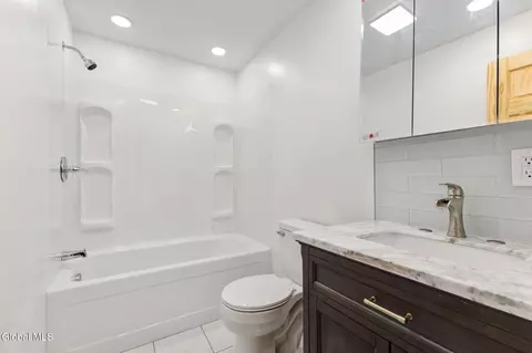 Bath - 1710 Eastern Pkwy, Schenectady, NY 12309 photo 4 of 11