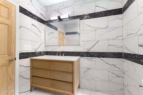 Bath - 1710 Eastern Pkwy, Schenectady, NY 12309 photo 7 of 11