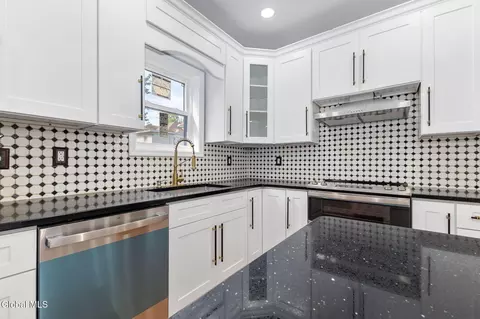 Kitchen - 1710 Eastern Pkwy, Schenectady, NY 12309 photo 3 of 7