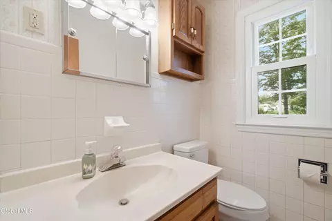 Bath - 1015 Tomahawk Trl, Scotia, NY 12302 photo 1 of 3