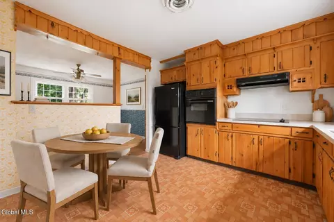 Kitchen - 1015 Tomahawk Trl, Scotia, NY 12302 photo 3 of 4