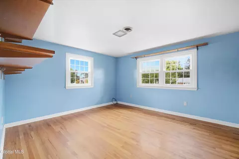 Bedroom - 1015 Tomahawk Trl, Scotia, NY 12302 photo 4 of 8