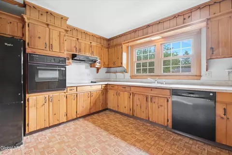 Kitchen - 1015 Tomahawk Trl, Scotia, NY 12302 photo 2 of 4