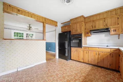 Kitchen - 1015 Tomahawk Trl, Scotia, NY 12302 photo 4 of 4