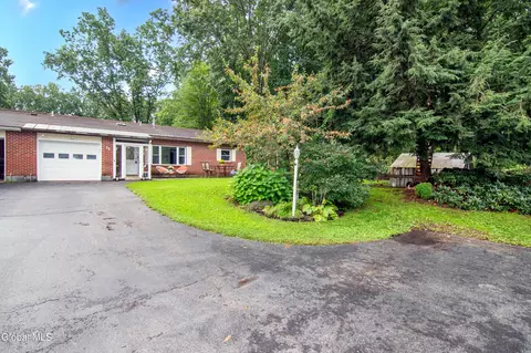 3 Lacosta Dr # B, Clifton Park, NY 12065