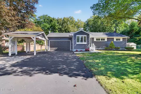 31 Frantone Ln, Loudonville, NY 12211