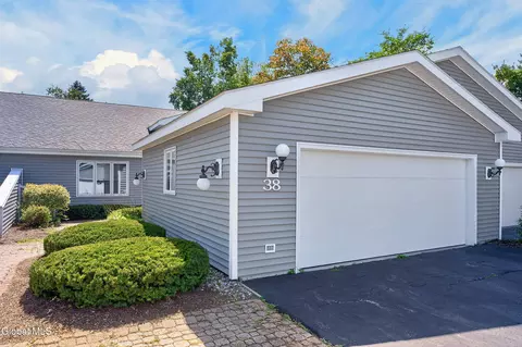 38 Lyon Ct, Queensbury, NY 12804