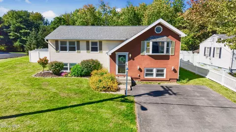 15 Mayfair Rd, Wynantskill, NY 12198