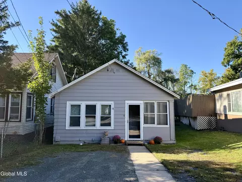 7 Palmer St, Stillwater, NY 12170
