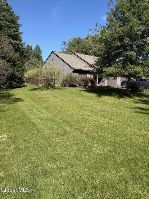 53 Queen Mary Drive Dr, Queensbury, NY 12804