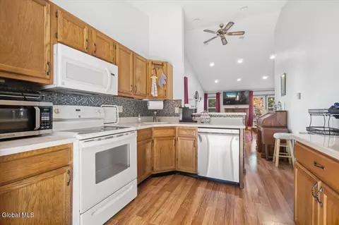 Kitchen - 22 Cromwell Dr, Halfmoon, NY 12065 photo 3 of 5