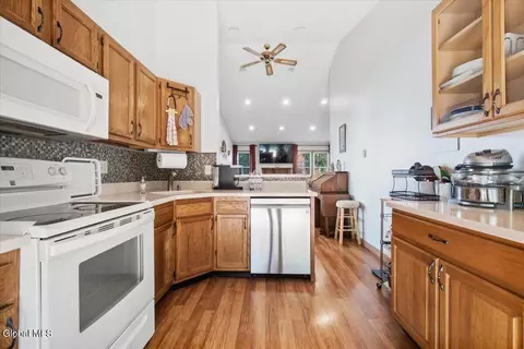 Kitchen - 22 Cromwell Dr, Halfmoon, NY 12065 photo 4 of 5