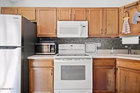 Kitchen - 22 Cromwell Dr, Halfmoon, NY 12065 photo 2 of 5