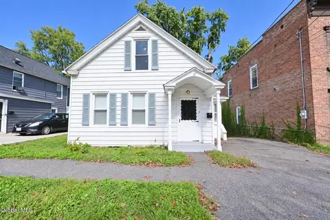 4 Ball Pl, Watervliet, NY 12189