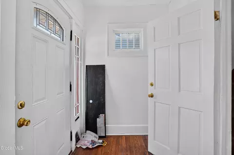 Entry Way - 413 Summit Ave, Schenectady, NY 12307 photo 2 of 10