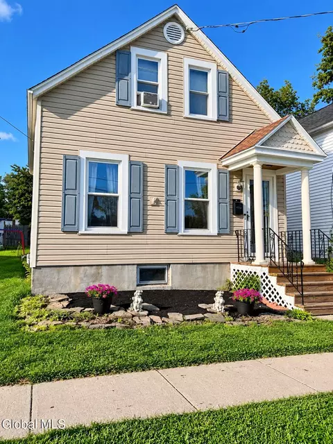 55 Pine St, Rensselaer, NY 12144