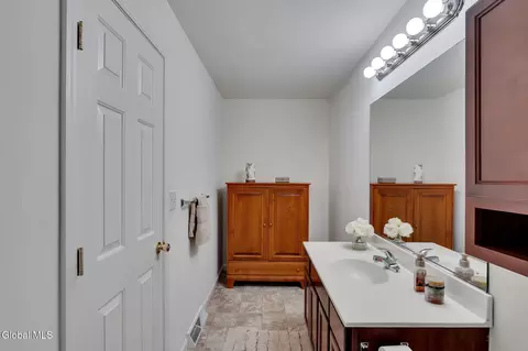 Bath - 18 Pointe West Dr # A, Clifton Park, NY 12065 photo 4 of 5