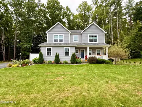10 Ushu Ct, Gansevoort, NY 12831