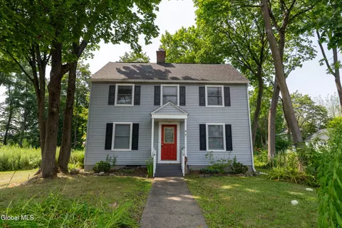 27 Myrtle St, Saratoga Springs, NY 12866