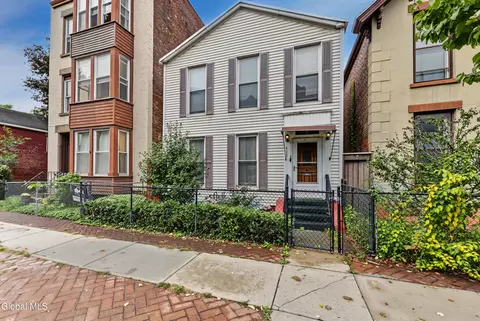 413 3rd St, Troy, NY 12180