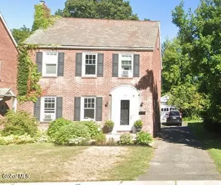 63 Oakwood St, Albany, NY 12208