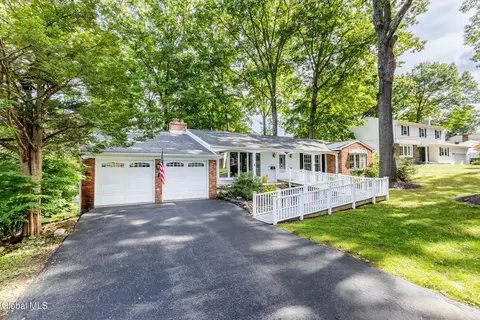 105 Acorn Dr, Glenville, NY 12302